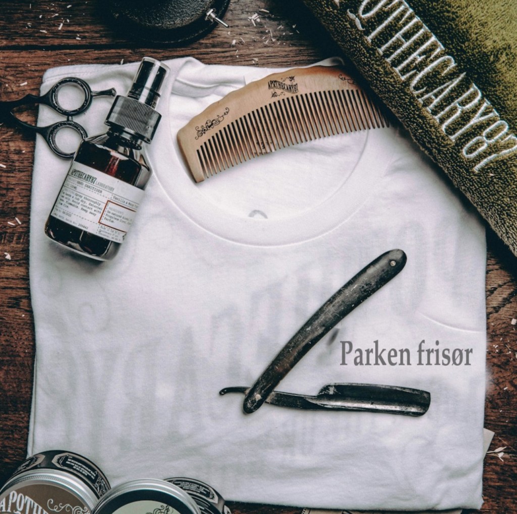 "Et stilrent bannerbilde med frisørutstyr: en svart kam, en skarp frisørsaks og en elegant sprayflaske, nøye plassert på en lys bakgrunn. Perfekt for å skape en profesjonell og moderne frisørstemning."